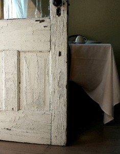 zniszczone drzwi kuchenne